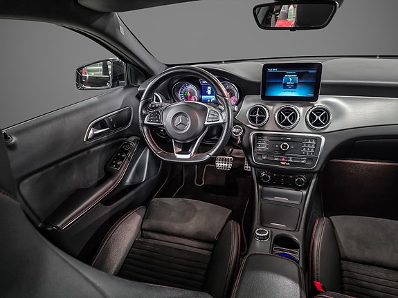 Mercedes-Benz GLA180 16 of 30
