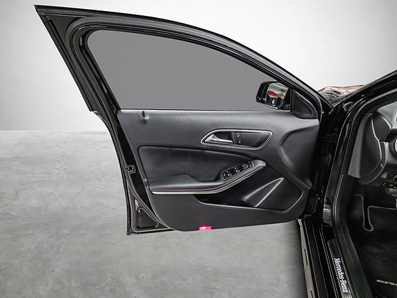 Mercedes-Benz GLA180 11 of 30