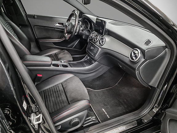 Mercedes-Benz GLA180 30 of 30