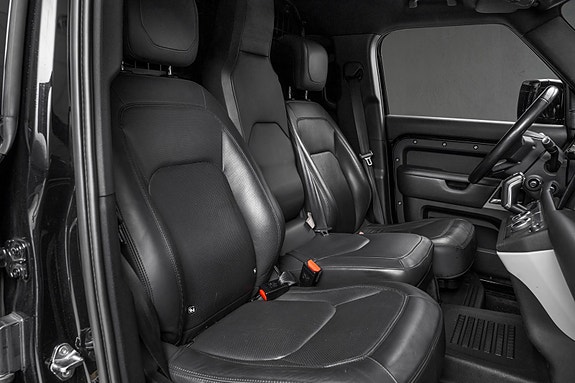 Land Rover Defender 110 19 of 30