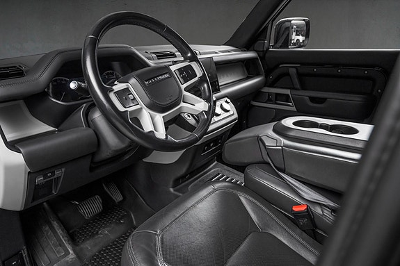Land Rover Defender 110 16 of 30