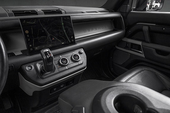 Land Rover Defender 110 24 of 30