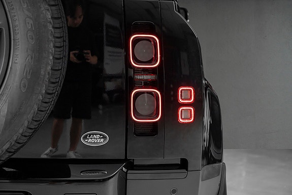 Land Rover Defender 110 12 of 30