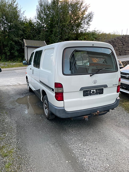 Toyota HiAce 8 of 16