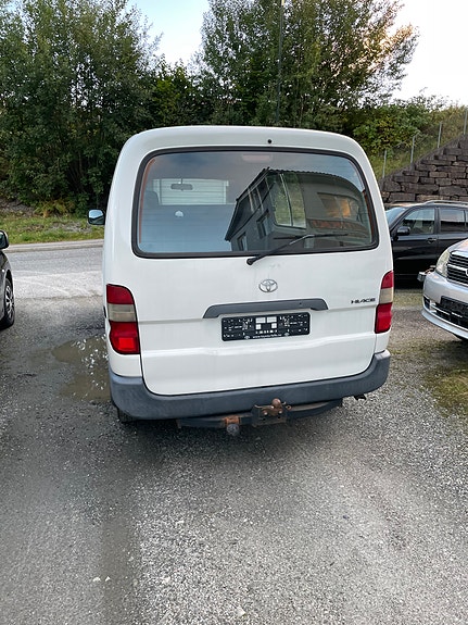 Toyota HiAce 7 of 16