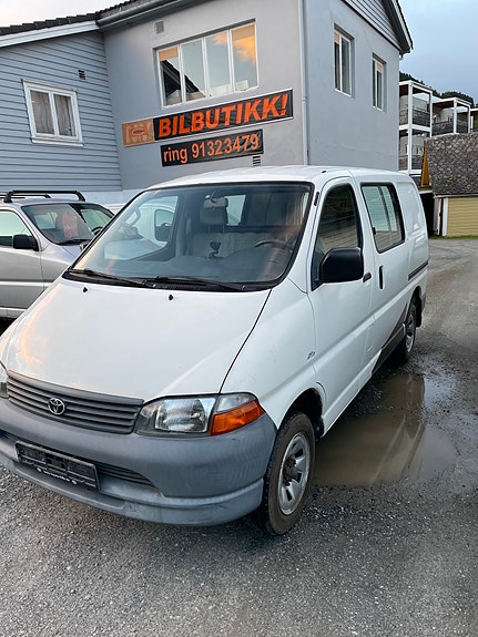 Toyota HiAce 2 of 16