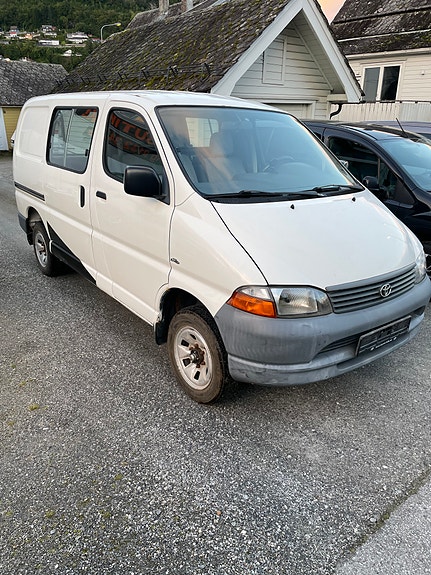 Toyota HiAce 4 of 16