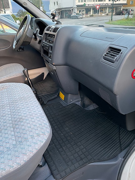 Toyota HiAce 11 of 16