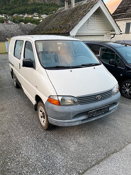 Toyota HiAce 3 of 16