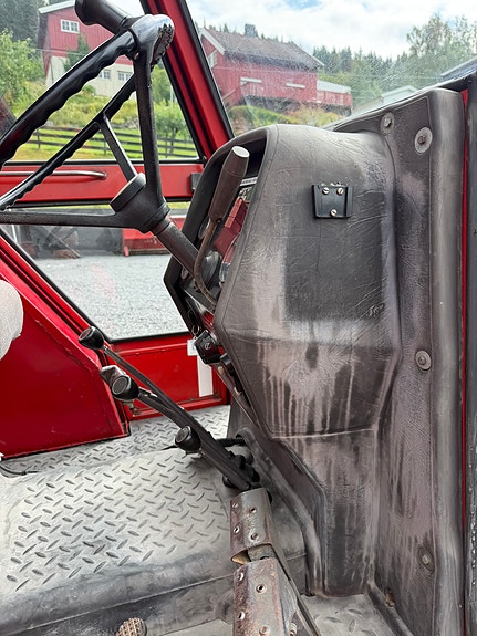 Massey Ferguson 265, med Dalen snøfres og Tokvam strøkasse 9 of 21