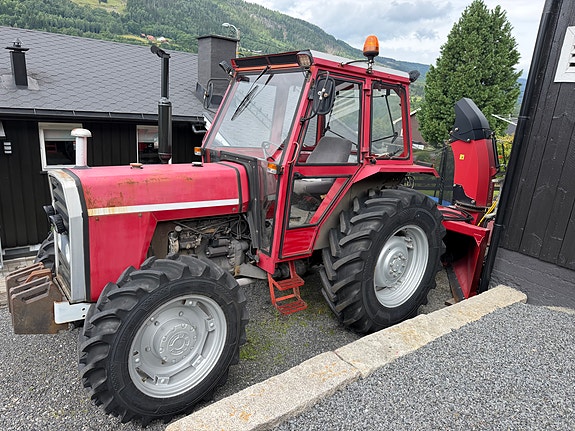 Massey Ferguson 265, med Dalen snøfres og Tokvam strøkasse 4 of 21
