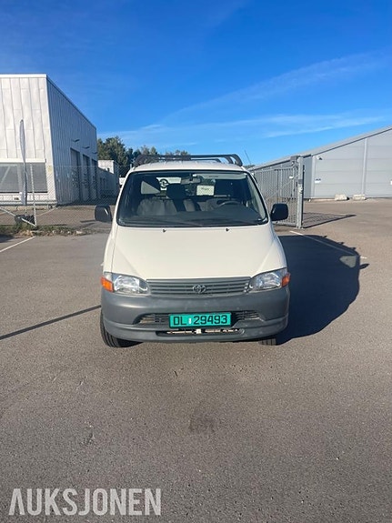 Toyota HiAce 2 of 30