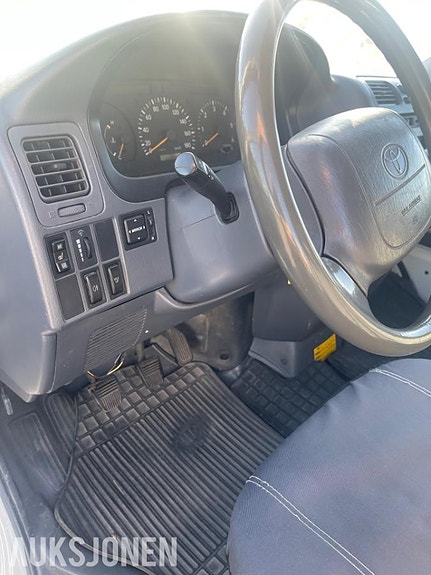 Toyota HiAce 10 of 30
