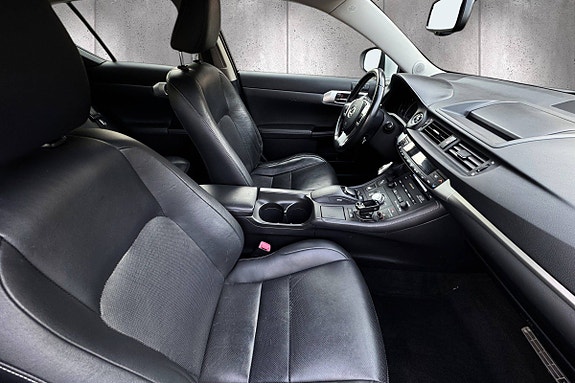 Lexus CT200h 11 of 22