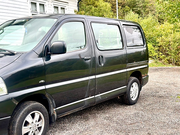 Toyota HiAce 4 of 16