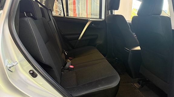 Toyota RAV4 17 of 30
