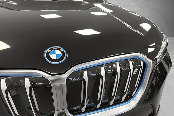 BMW iX1 7 of 30