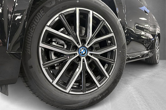 BMW iX1 10 of 30