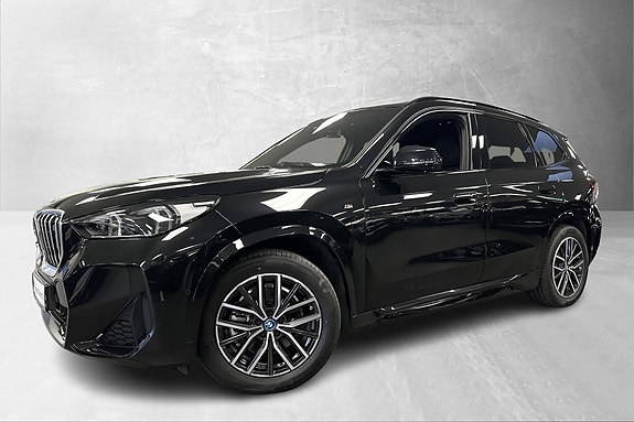 BMW iX1 4 of 30