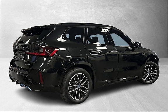 BMW iX1 3 of 30