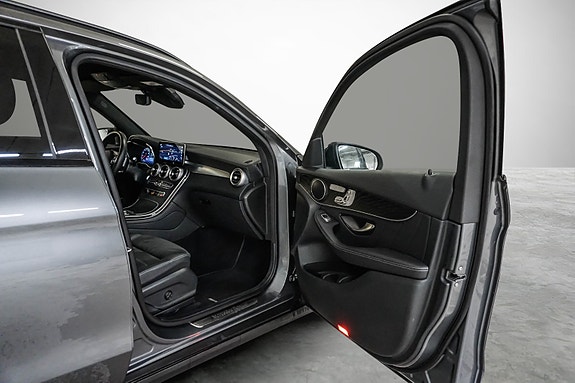 Mercedes-Benz GLC300 e 26 of 30