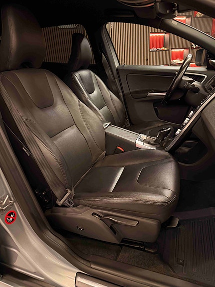 Volvo XC60 10 of 30