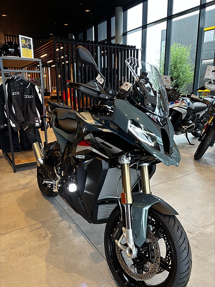 BMW S 1000 XR 2 of 7