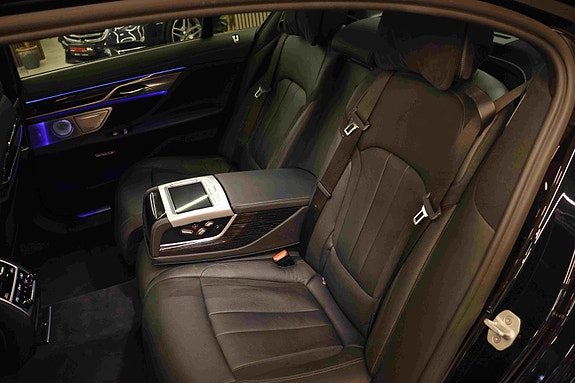 BMW 740Le 27 of 30