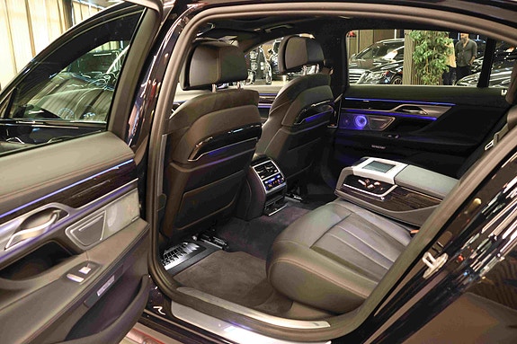 BMW 740Le 26 of 30