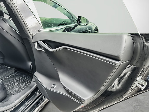 Tesla Model S 18 of 26