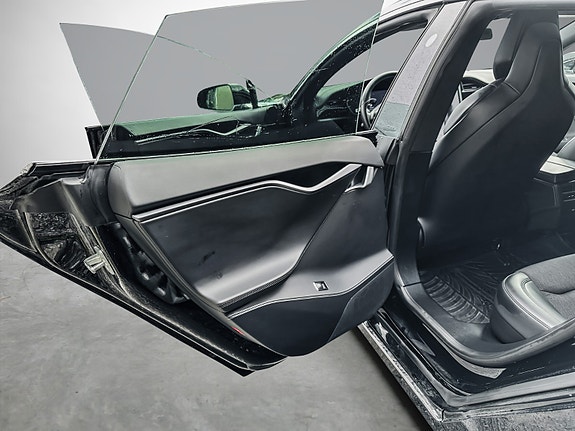 Tesla Model S 16 of 26
