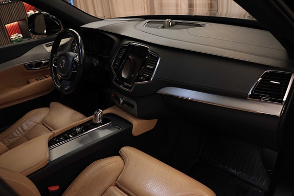 Volvo XC90 10 of 30