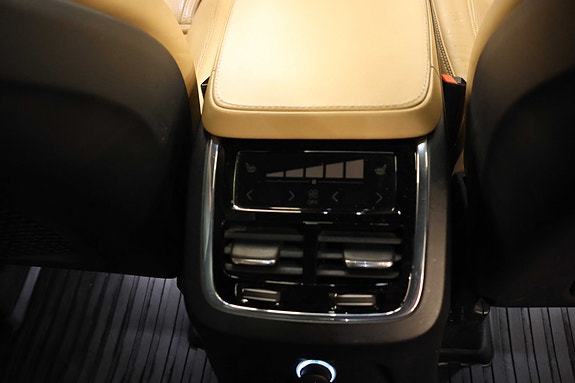 Volvo XC90 18 of 30