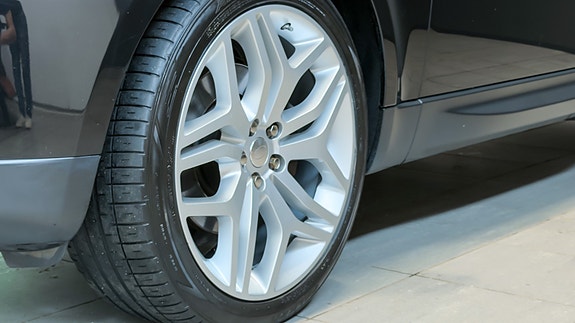 Land Rover Range Rover Sport 16 of 30