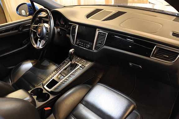Porsche Macan 13 of 30