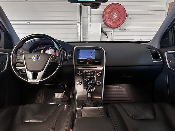 Volvo XC60 13 of 30