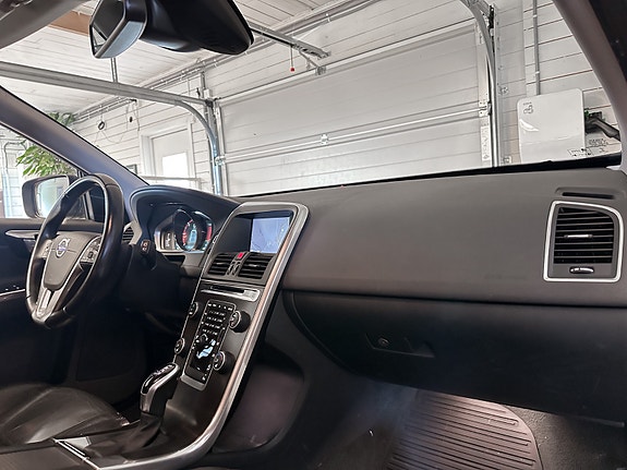 Volvo XC60 10 of 30