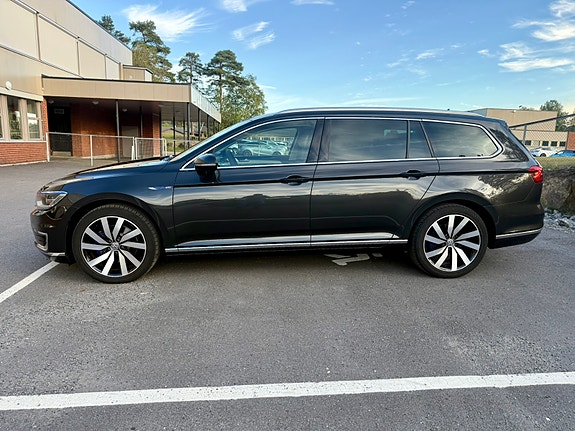 Volkswagen Passat 2 of 16