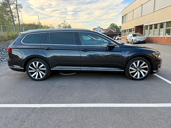 Volkswagen Passat 5 of 16