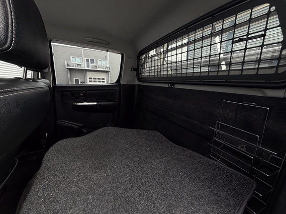 Toyota HiLux 14 of 22