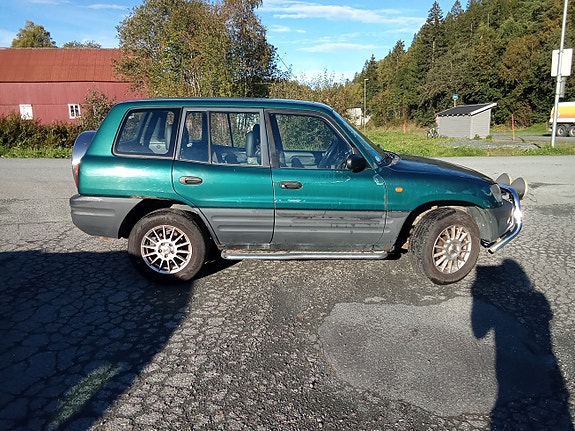 Toyota RAV4 4 of 19