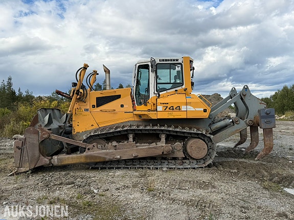 Liebherr PR 744 L Bulldoser 2 of 30