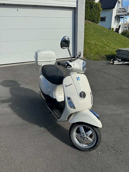 Vespa LX 50 2 of 6
