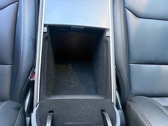 Tesla Model Y 28 of 30