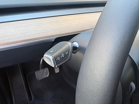 Tesla Model Y 24 of 30
