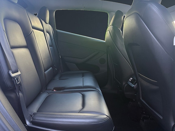 Tesla Model Y 13 of 30