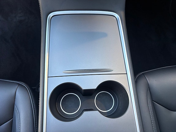 Tesla Model Y 26 of 30