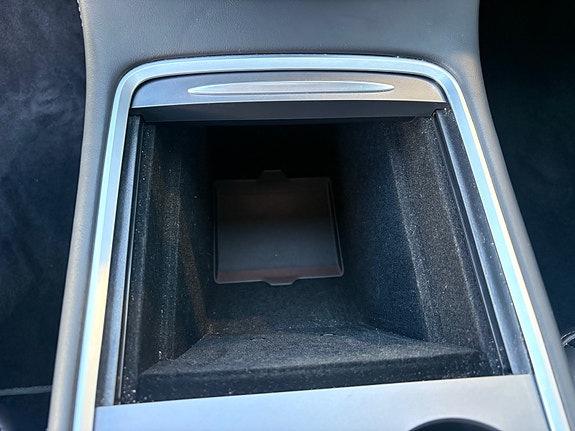 Tesla Model Y 27 of 30