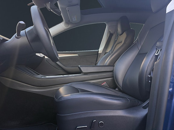 Tesla Model Y 9 of 30