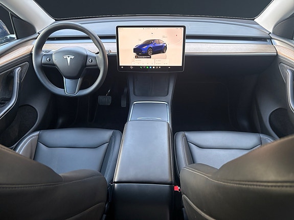Tesla Model Y 16 of 30